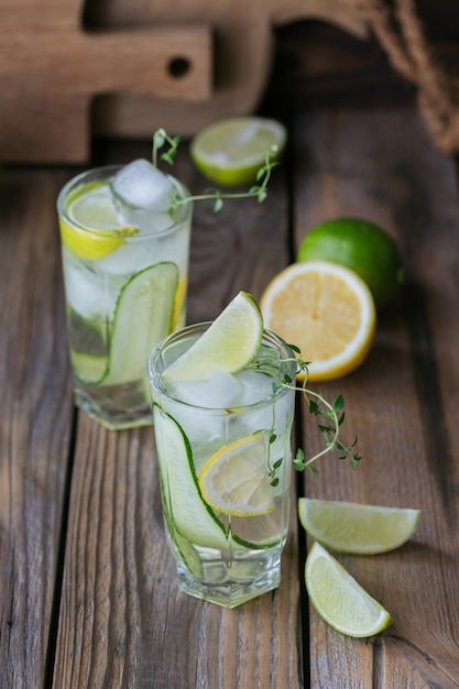 Glas komkommer frisdrank drinken op een houten tafel