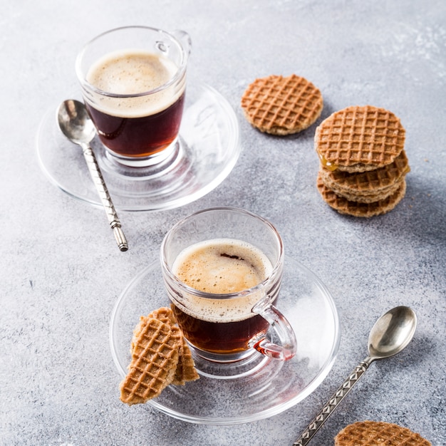 Glas kopje koffie met stroopwafels koekjes