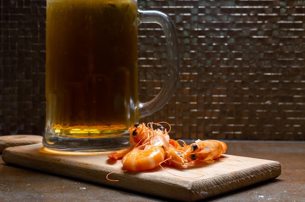 Glas koud bier met gekookte garnalen