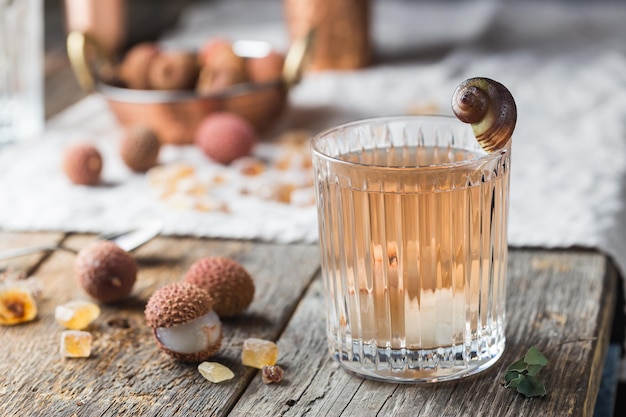 Glas koud lycheesap op de oude houten tafel, rustieke stijl