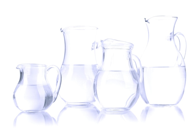 Foto glas kruiken met water geïsoleerd op wit