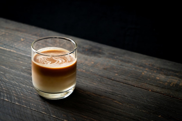 glas latte koffie, koffie met melk op houten tafel