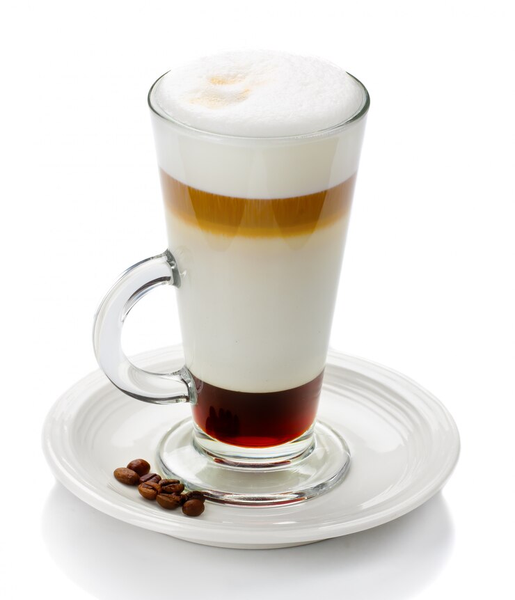Glas latte macchiato geïsoleerd
