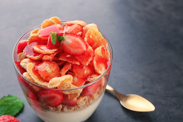 Glas lekker aardbei dessert op tafel, close-up