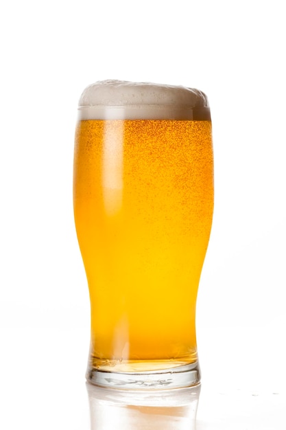 Glas light bier geïsoleerd op witte achtergrond