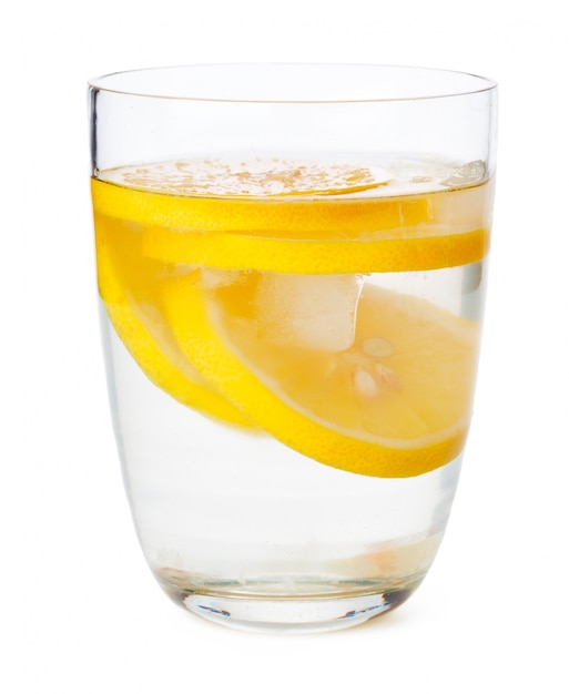 Glas limonade op wit wordt geïsoleerd dat