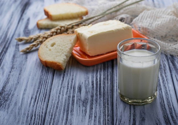 Glas melk, brood en boter