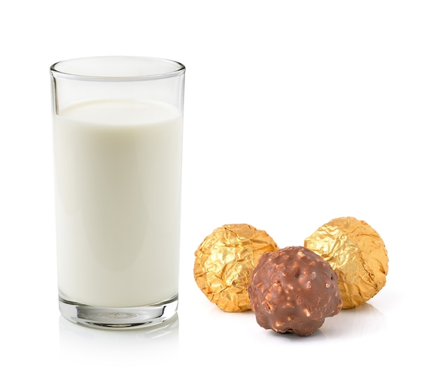 Glas melk en chocolade bal geïsoleerd op wit