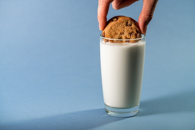 Glas melk en chocoladeschilferkoekjes