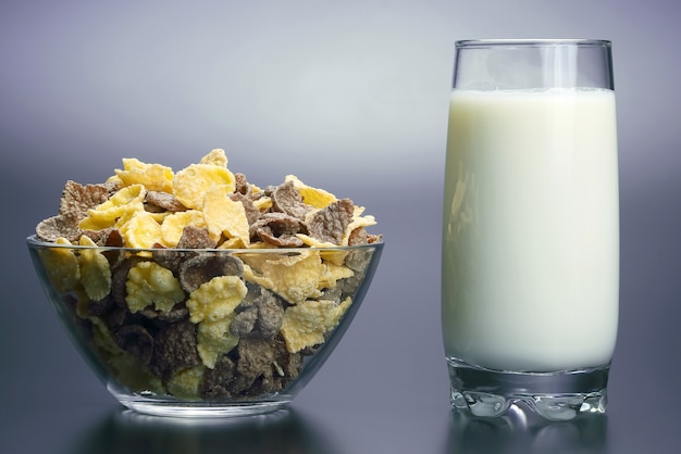 Glas melk en een bord cornflakes. rauwe gezondheidsvoeding