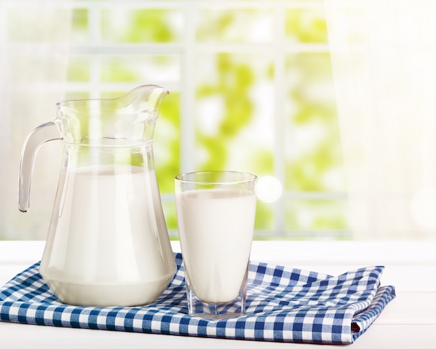 Glas melk en fles op achtergrond