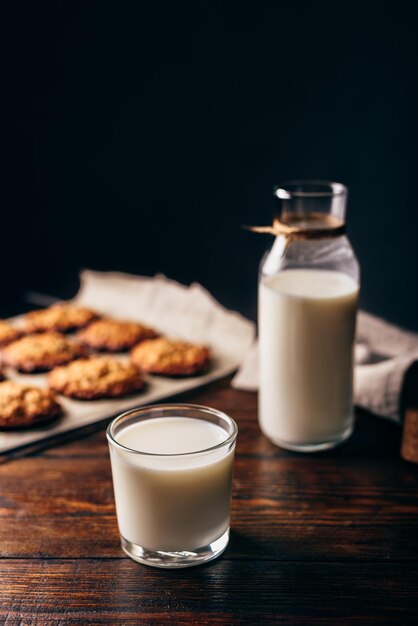 Foto glas melk en havermoutkoekjes