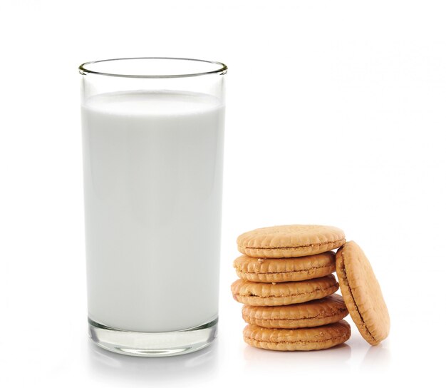 Glas melk en koekjes die op wit wordt geïsoleerd