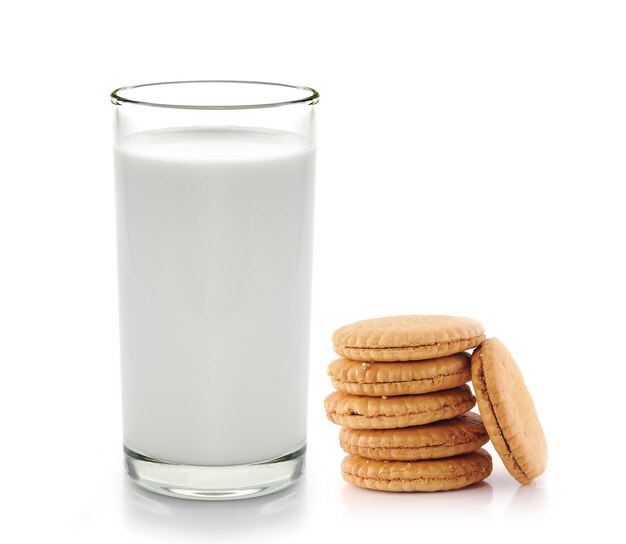 Foto glas melk en koekjes geïsoleerd op wit