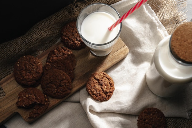 Glas melk en koekjes op tafel