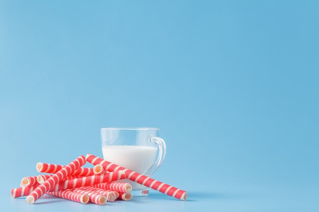 Glas melk en wafel cookies