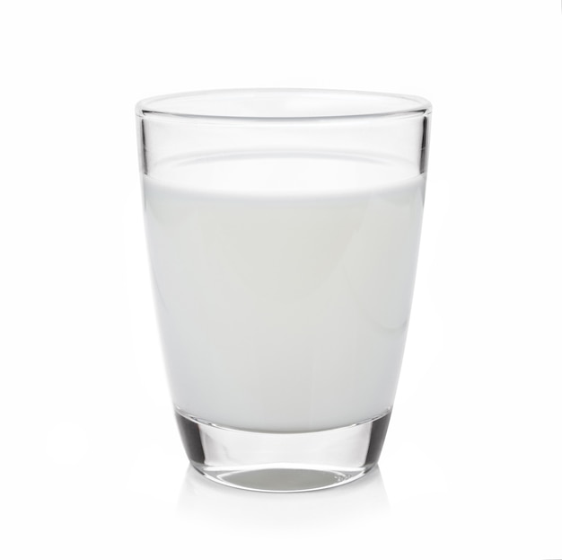 Glas melk geïsoleerd op wit