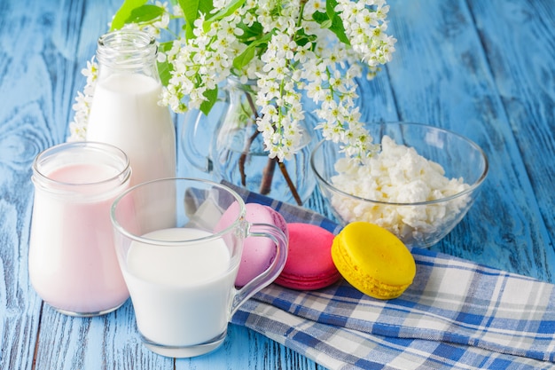 Glas melk met Franse bitterkoekjes