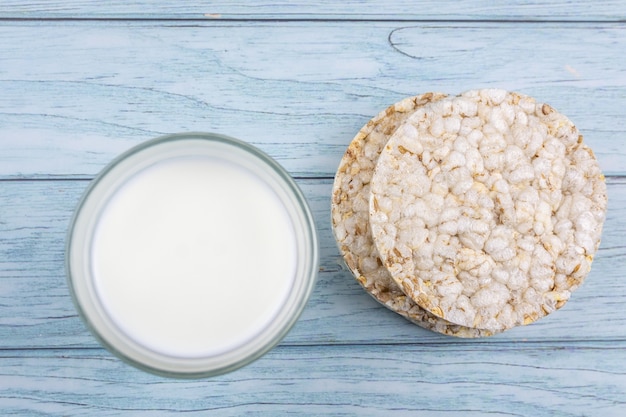 Glas melk met korrelknäckebröd