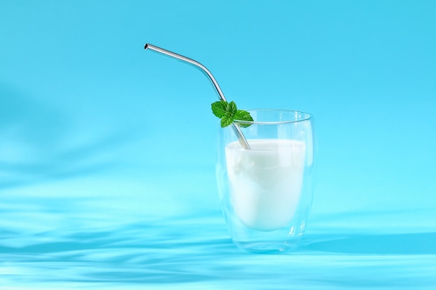 Glas melk op blauwe melkproducten als achtergrond