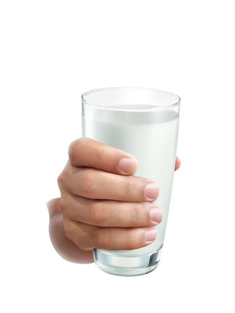 Glas melk op menselijke handen geïsoleerd op een witte achtergrond