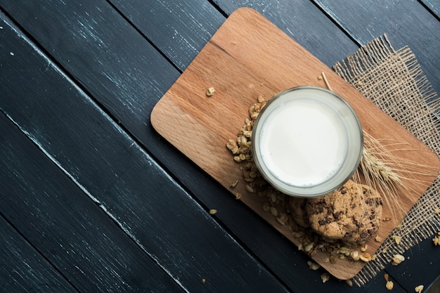 Glas melk op tafel op wazig natuurlijke