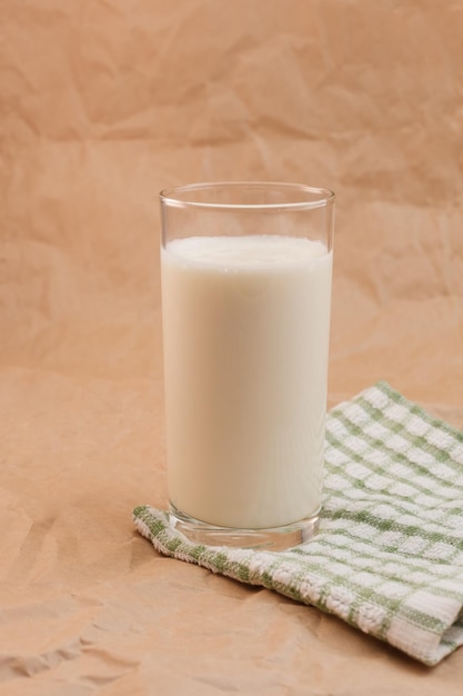 Glas melk op verfrommeld papier achtergrond