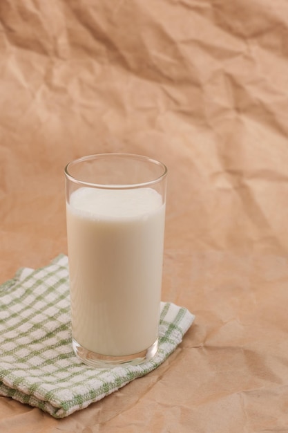 Glas melk op verfrommeld papier achtergrond
