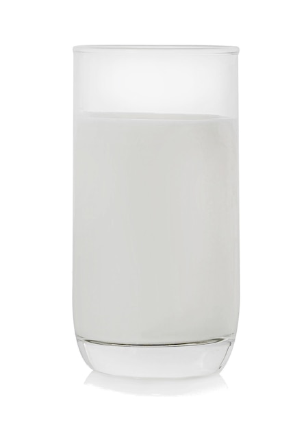 Glas melk op wit wordt geïsoleerd dat