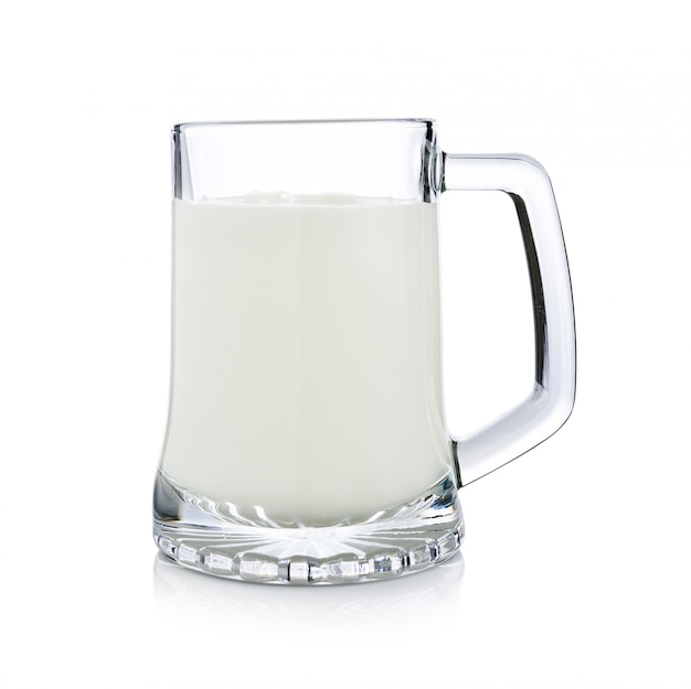 Glas melk op wit wordt geïsoleerd dat