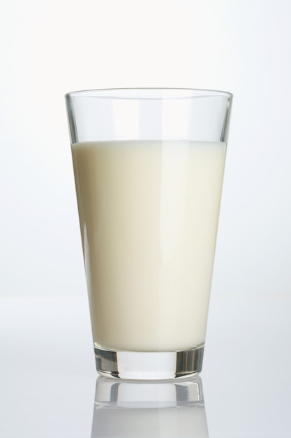 Glas melk op wit