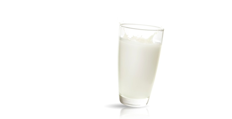 Foto glas melk op witte dichte omhooggaand wordt geïsoleerd die zuivelproduct