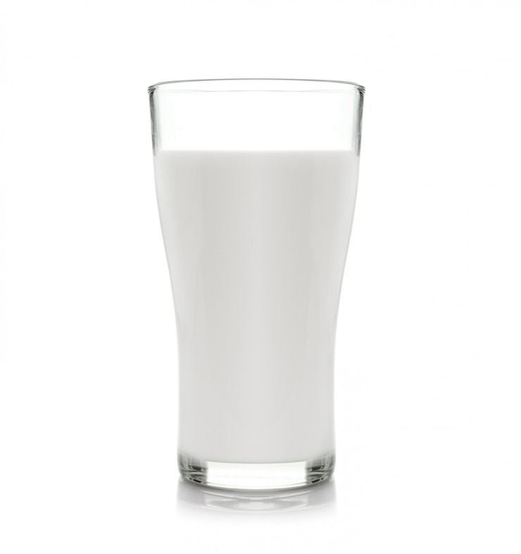 Foto glas melk op witte ruimte wordt geïsoleerd die
