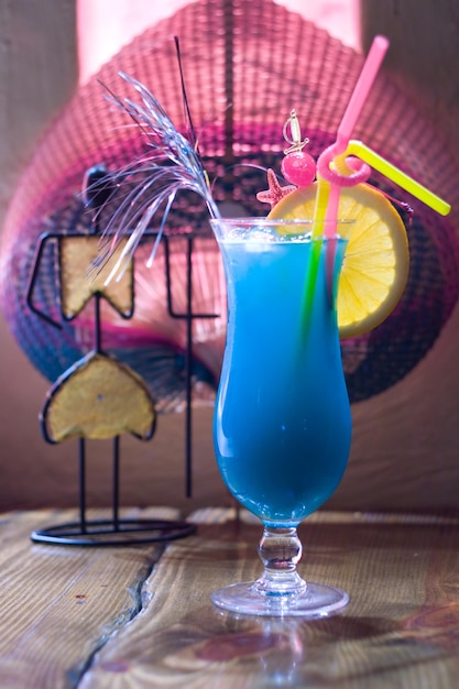 Glas met blauwe cocktails met ijs