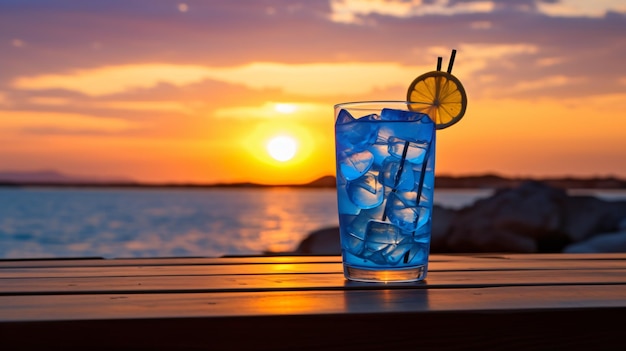 Glas met blauwe engel cocktail op houten tafel tegen het strand met zonsondergang