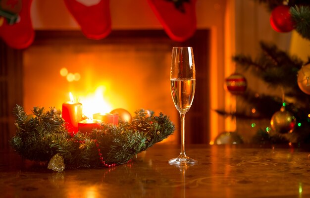 Glas met champagne op kersttafel