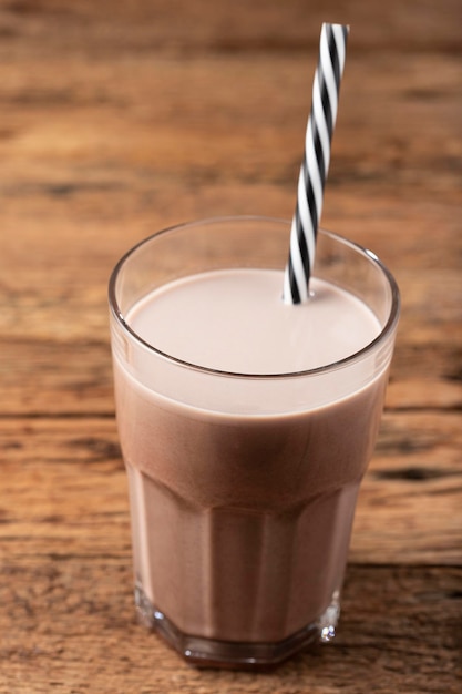 Foto glas met chocolade op tafel