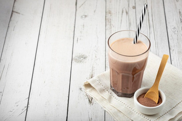 Glas met chocolade op tafel