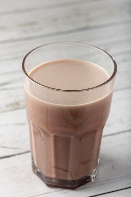 Glas met chocolade op tafel