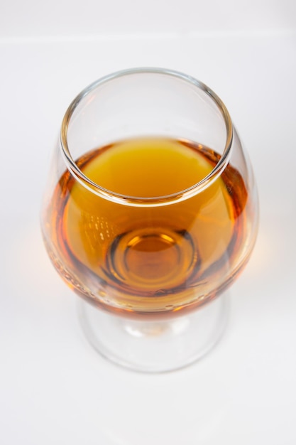 Glas met cognac op een witte achtergrond