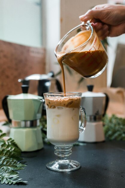 Glas met dalgona-koffie op een marmeren achtergrond IJsmelk en schuimige slagroom