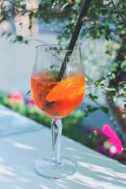 Glas met een cocktail in een café