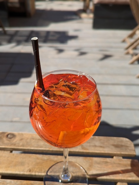 Foto glas met een drankje in een straatcafé op een houten tafel