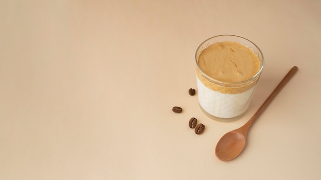 Glas met heerlijke koffie op tafel