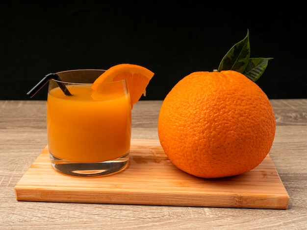 Glas met jus d'orange en sinaasappel