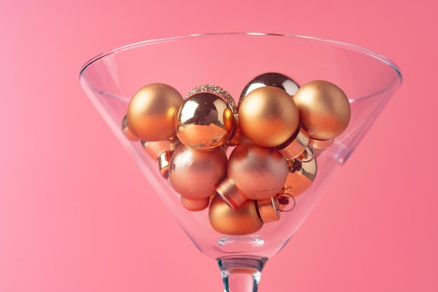 Glas met kerstversiering op roze pastel achtergrond