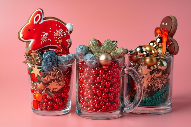 Glas met kerstversiering op roze pastel achtergrond