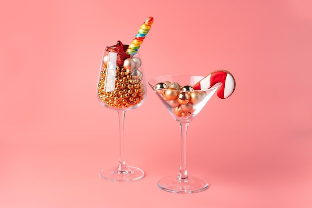 Glas met kerstversieringen op roze pastel achtergrond