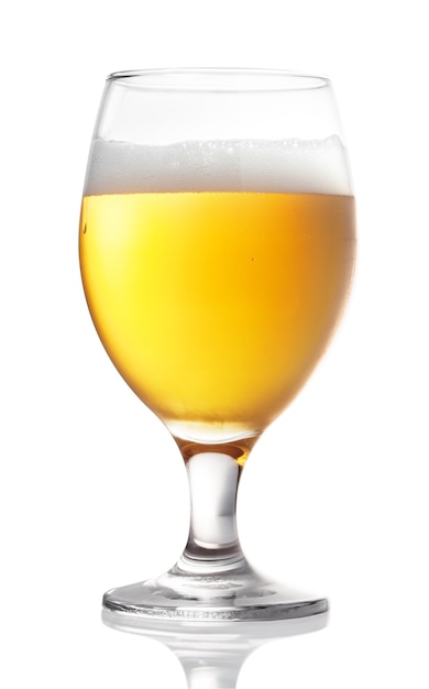 Glas met koud, gouden bier. geïsoleerd op wit