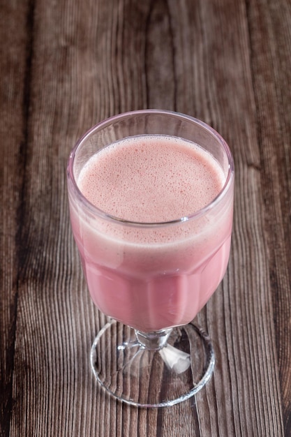 Glas met lekkere aardbeiensmoothie